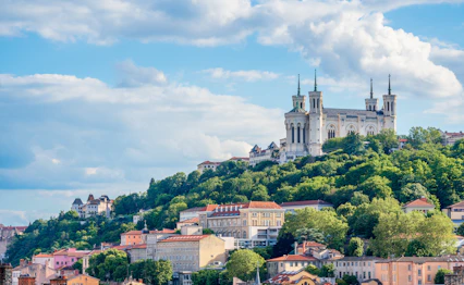 Den majestætiske Basilika Notre Dame de Fourvière på toppen af Fourvière-bakken med udsigt over Lyon, Frankrig - et UNESCO verdensarvssted og ikonisk vartegn i Rhône-Alpes regionen