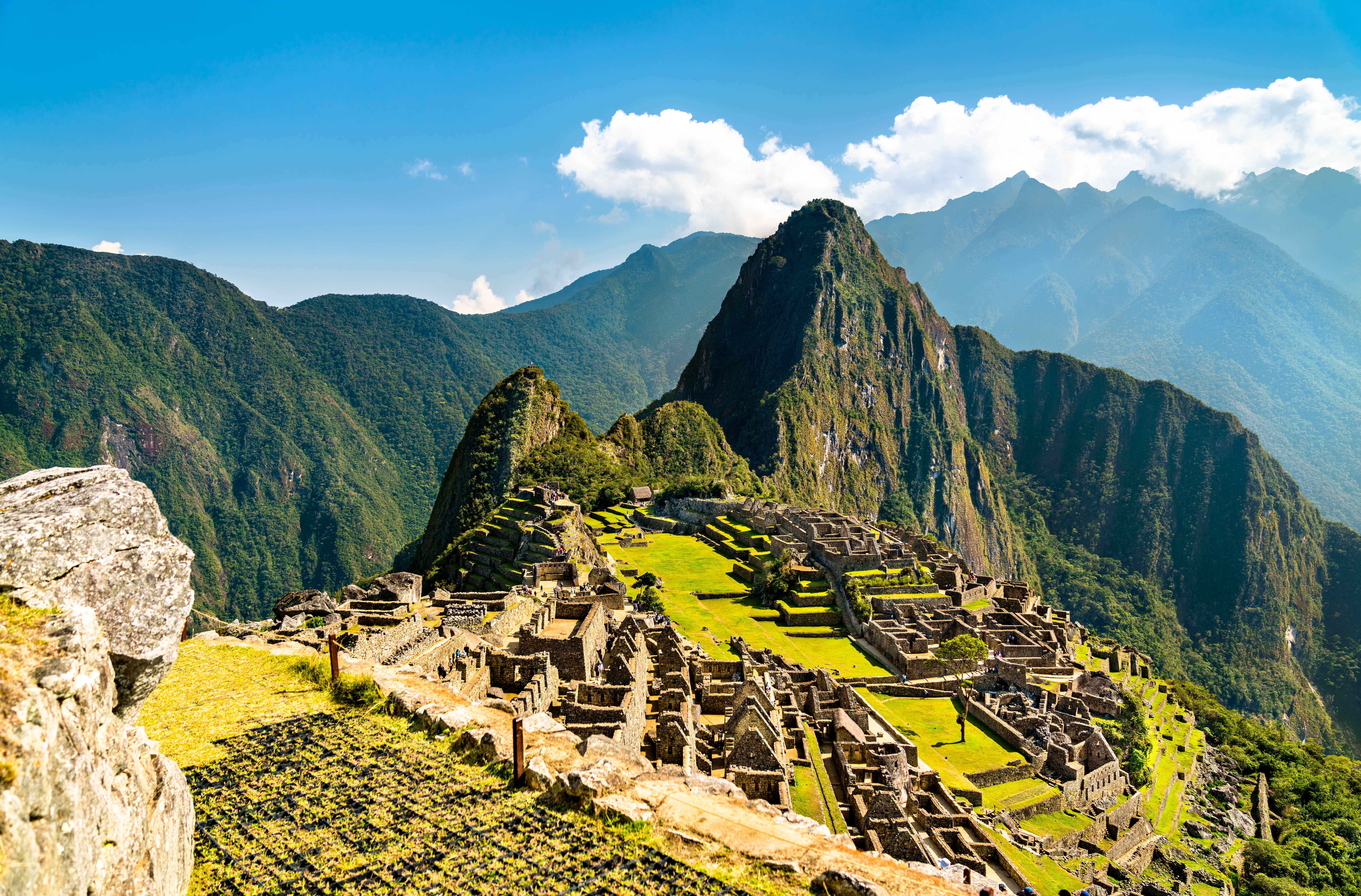 Machu Picchu i Peru med gamle inca-ruiner, terrasser og bjerglandskab under blaa himmel