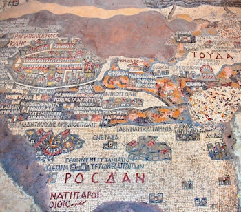 Historisk byzantinsk gulvmosaik fra 500-tallet i St. George Kirken i Madaba, Jordan, der viser det ældste bevarede kort over Det Hellige Land