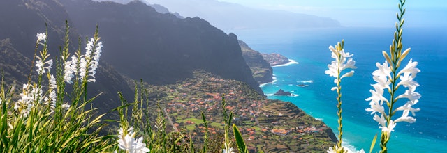 Betagende udsigt over kysten ved Arco de São Jorge fra Miradouro da Beira da Quinta udsigtspunkt på Madeira, med dramatiske klipper og azurblåt hav