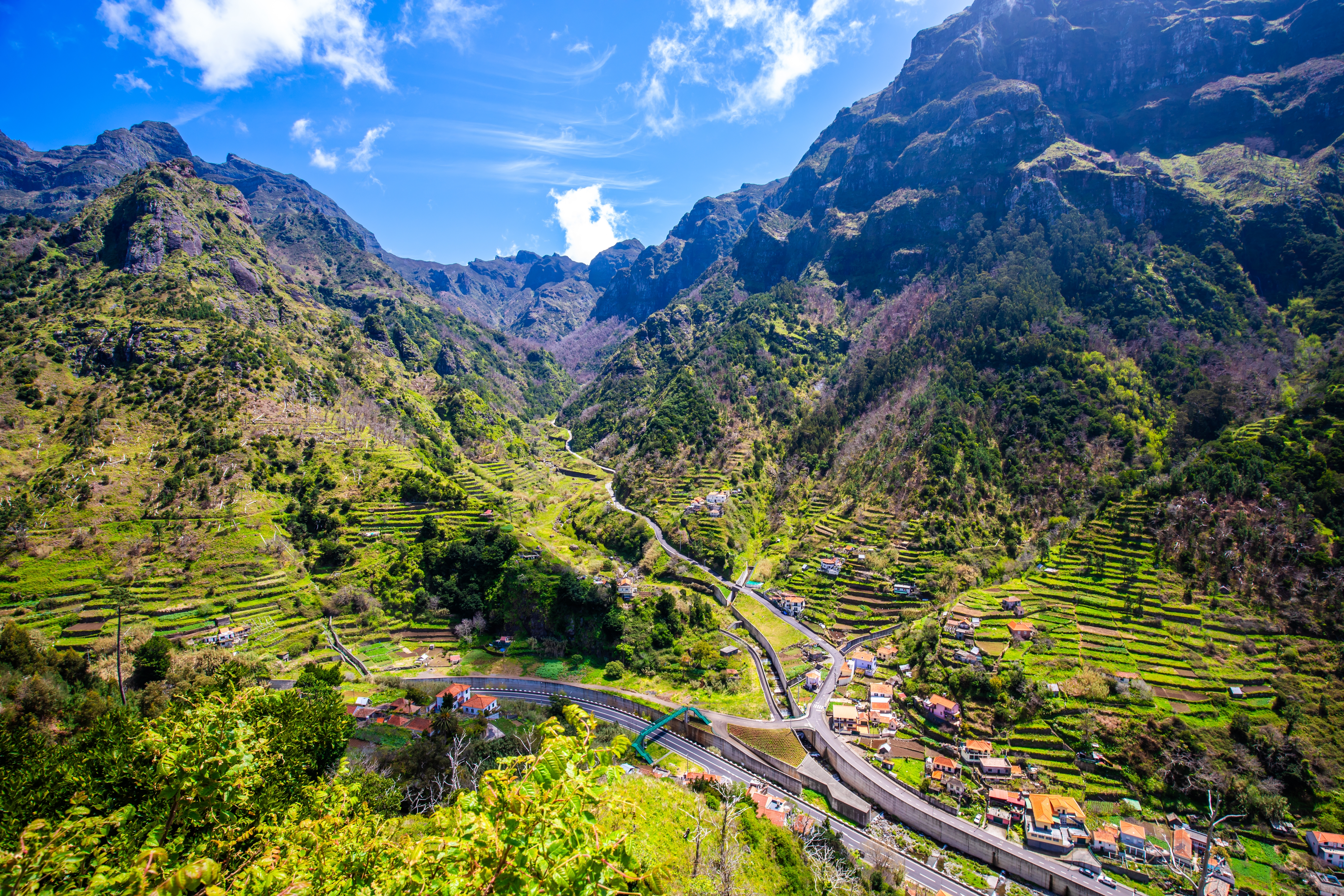 Smukke bjerge på Madeira med terrassefelter og grønne dale i Portugal