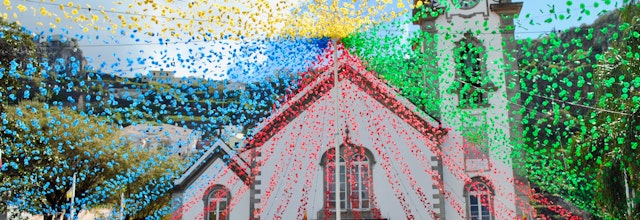 Farverig blomsterfestival ved Igreja de Sao Bento kirken i kystbyen Ribeira Brava på Madeira, Portugal