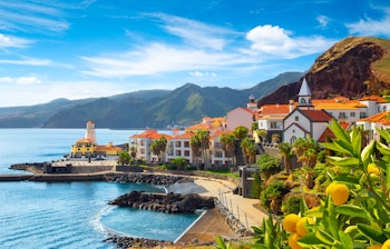 Panoramaudsigt over den charmerende landsby Canical ved Ponta de Sao Lourenco på Madeira med azurblåt hav og bjerglandskab