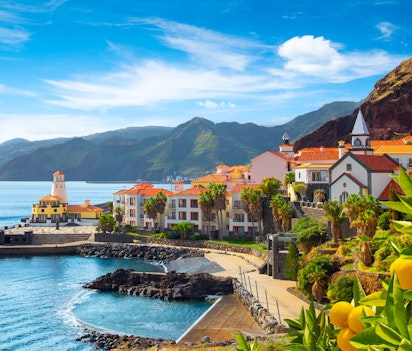Panoramaudsigt over den charmerende landsby Canical ved Ponta de Sao Lourenco på Madeira med azurblåt hav og bjerglandskab
