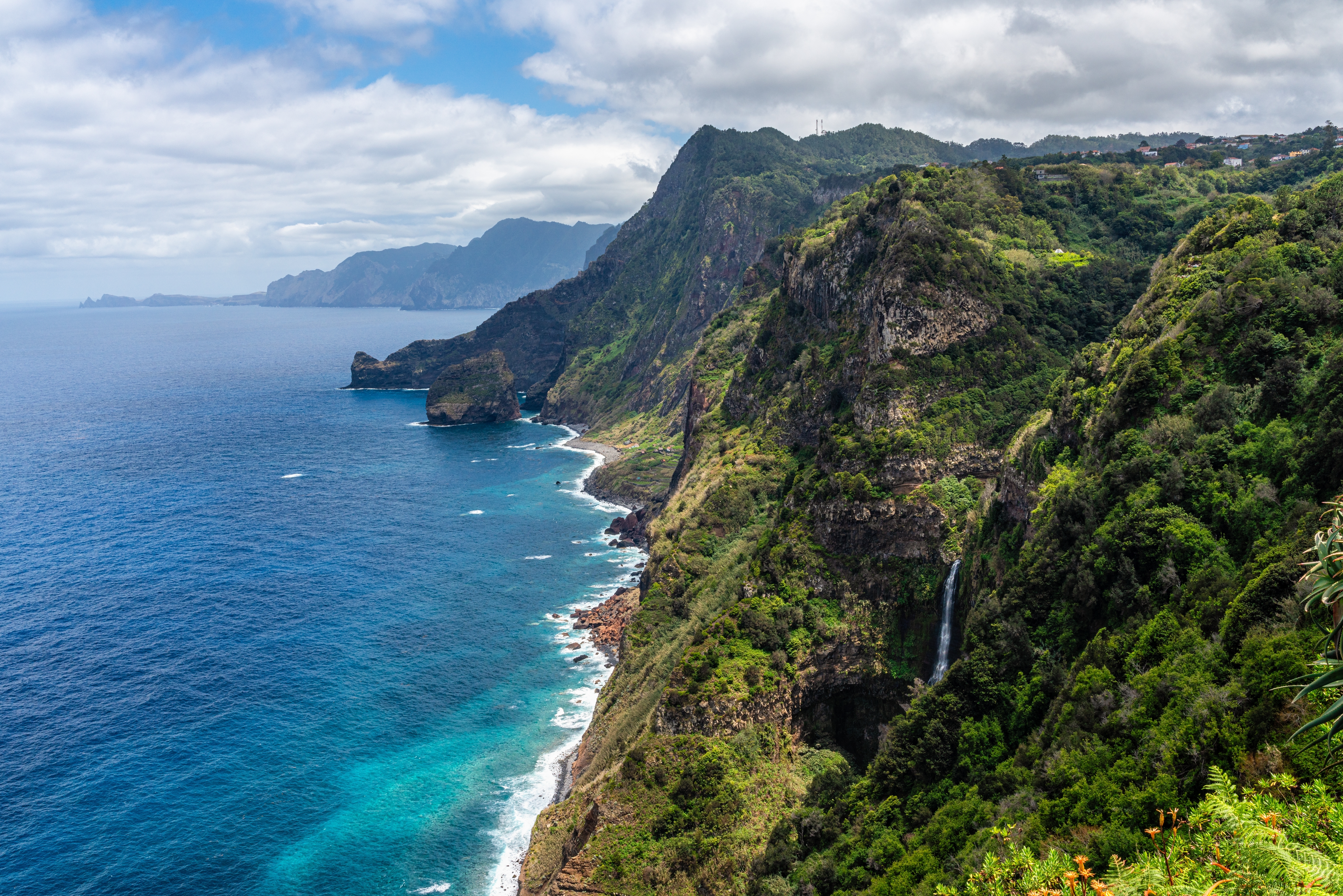 Spektakulær kyst med vandfald på Madeira øen ved Atlanterhavet i Portugal