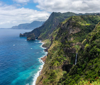 Spektakulær kyst med vandfald på Madeira øen ved Atlanterhavet i Portugal
