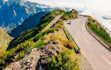 Betagende udsigt fra Lombo do Mouro udsigtspunkt nær São Vicente på Madeira med dramatiske bjerge, frodige grønne bakker og den blå atlanterhavskyst