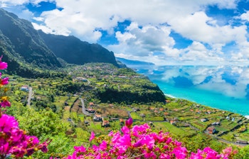 Spektakulær luftudsigt over Madeiras nordkyst fra Solar de Boaventura udsigtspunkt med dramatiske klipper og azurblåt Atlanterhav