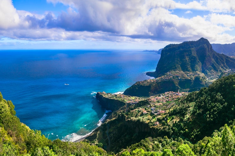 Betagende udsigt over Madeiras nordkyst nær Santana med stejle klipper, frodige grønne bjerge og det blå Atlanterhav