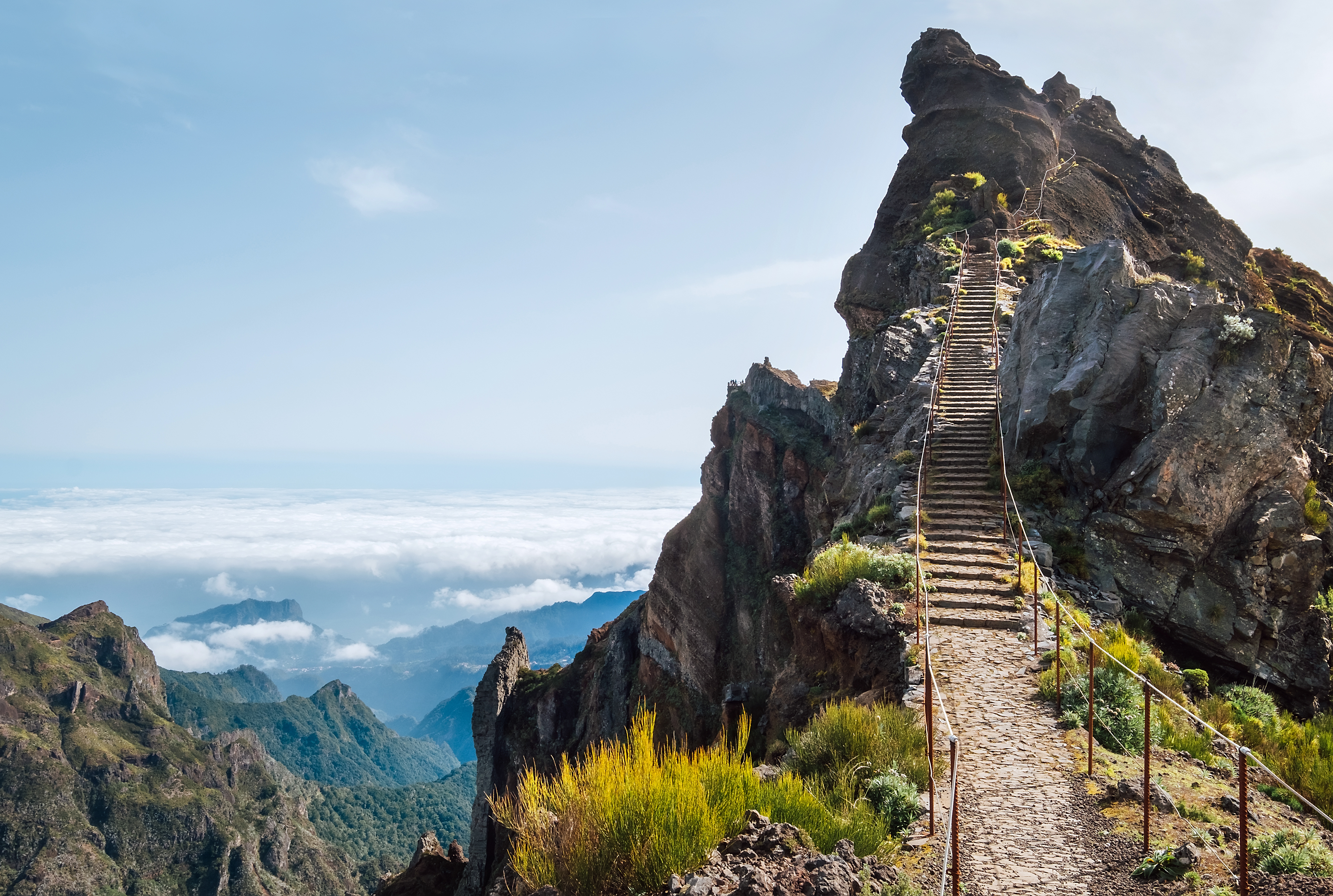 Spektakulær bjergsti med stentrappe mellem Pico do Arieiro og Pico Ruivo på Madeira, perfekt til eventyrlige vandreture over skyerne