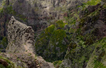 Spektakulær udsigt over den berømte vandrerute PR1 mellem Pico do Arieiro og Pico Ruivo på Madeira, med dramatiske klipper, snoede stier og betagende bjerglandskab - perfekt til familievenlig trekking i Portugals naturskønne øparadis