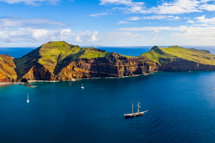 Betagende luftfoto af den vilde strand og de dramatiske klipper ved Ponta de Sao Lourenco på Madeira, Portugal