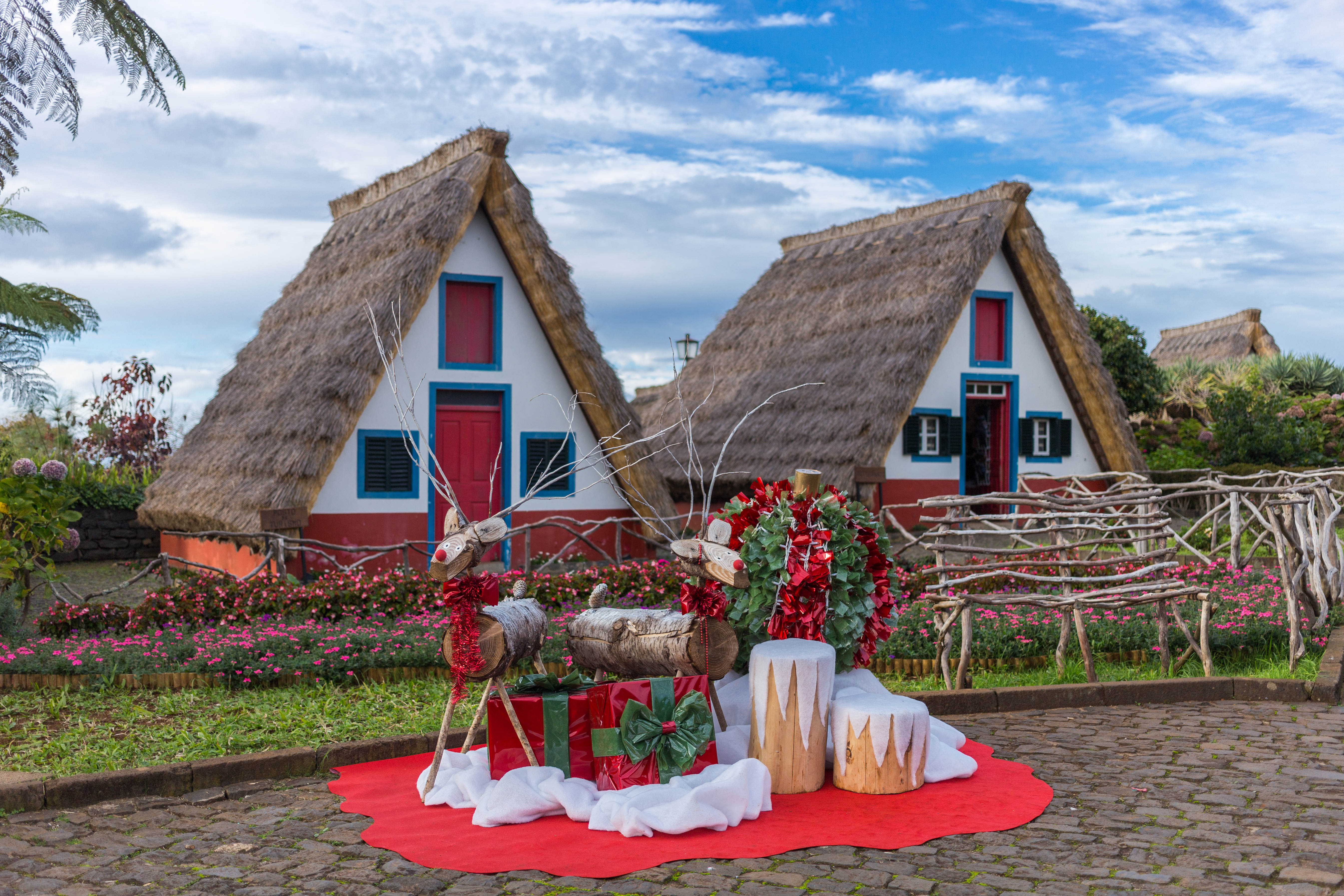 Traditionelle Madeira huse med julekrybbe dekoration i Santana Portugal
