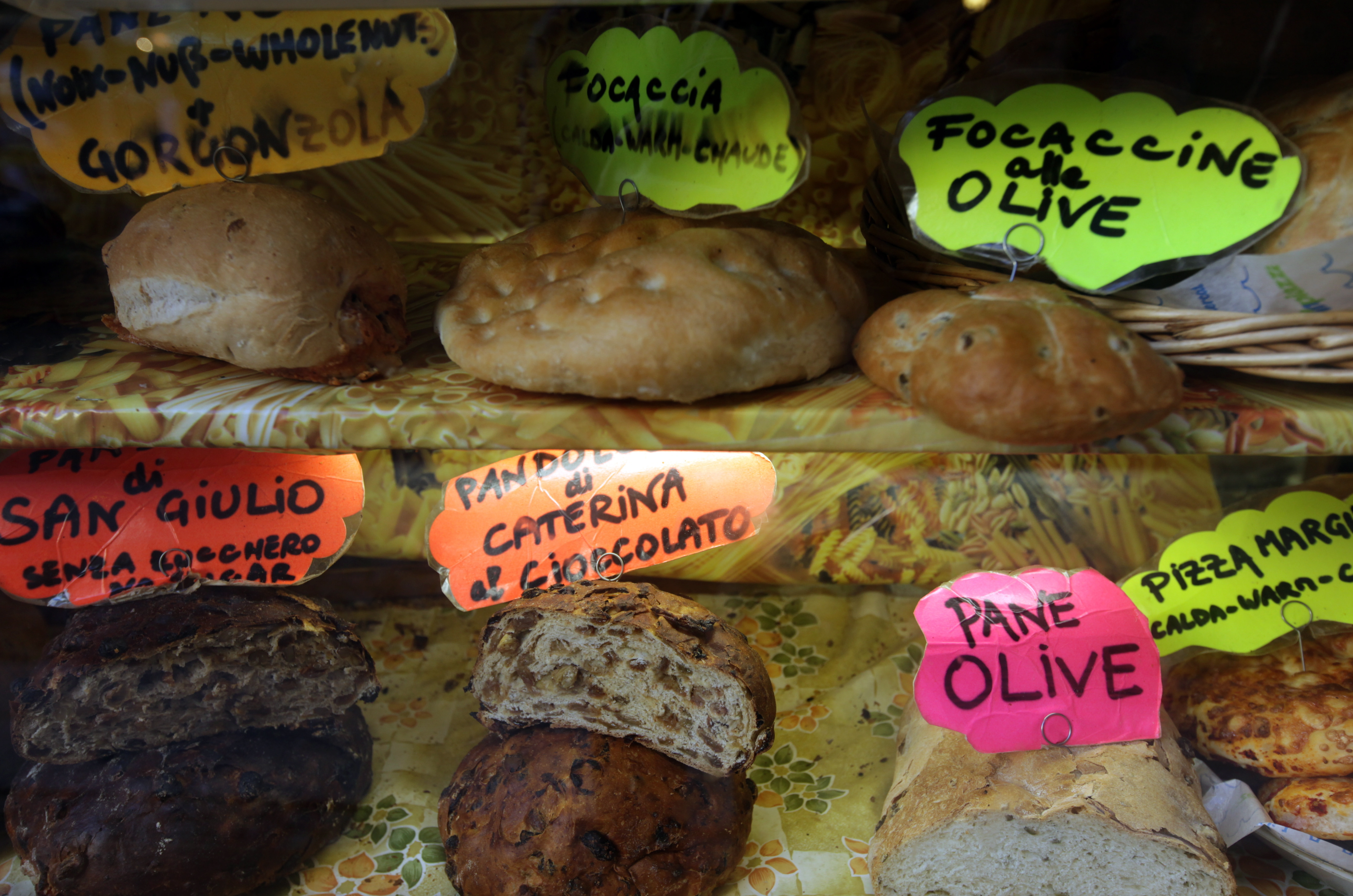 Farverig madbod på det traditionelle marked i Pallanzas gamle bydel ved Lago Maggiore i Norditalien