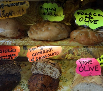 Farverig madbod på det traditionelle marked i Pallanzas gamle bydel ved Lago Maggiore i Norditalien