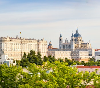 Betagende udsigt over Madrids skyline med den majestætiske Santa Maria la Real de La Almudena Katedral og det Kongelige Palads, to historiske vartegn i Spaniens hovedstad