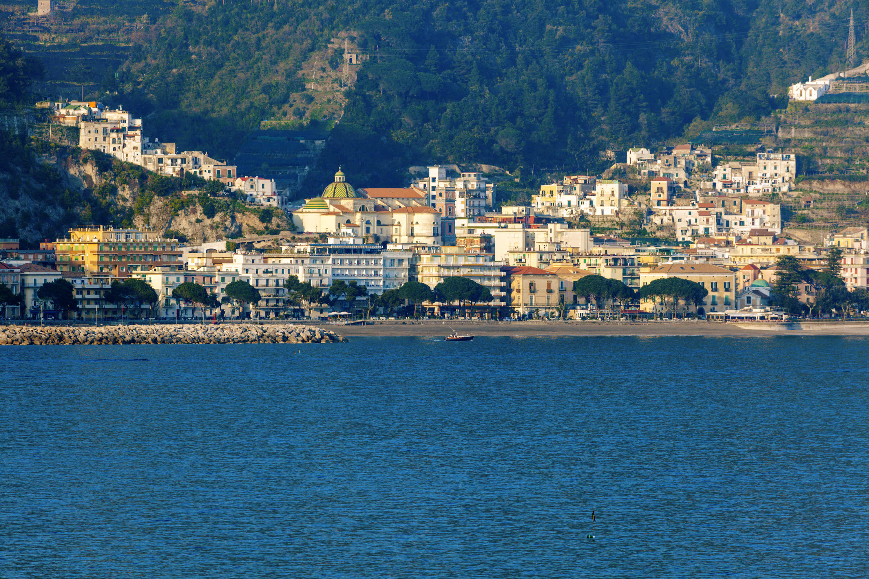 Smuk kystby Maiori på Amalfikysten med gylden kirkekuppel og Middelhavsudsigt