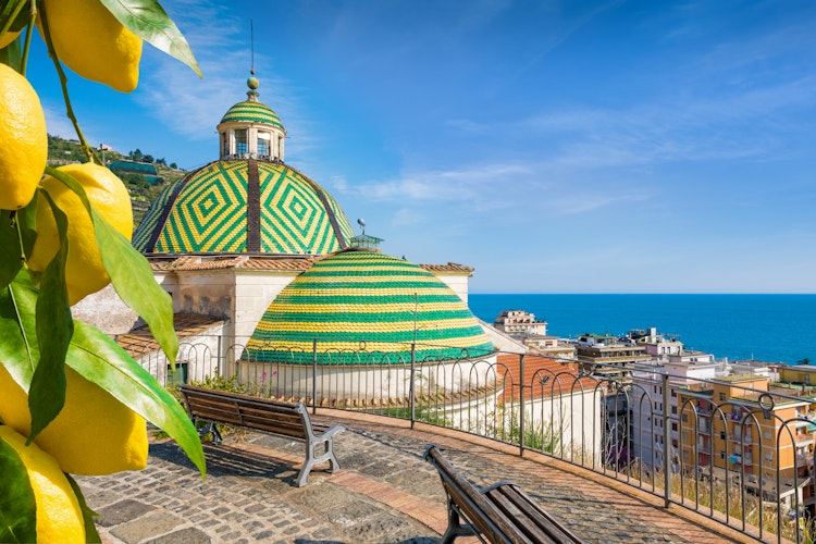 Kollegiatskirken Santa Maria A Mare i Maiori på Amalfikysten med gule citroner i forgrunden, perfekt til en ferie i Campania, Italien