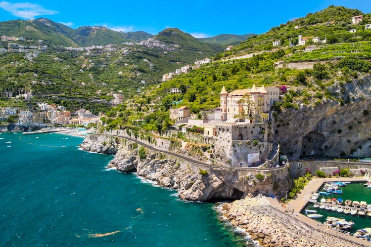 Betagende luftfoto af kystbyerne Maiori og Minori ved Amalfikysten i sommerperioden med turkisblåt vand og maleriske bjergskråninger