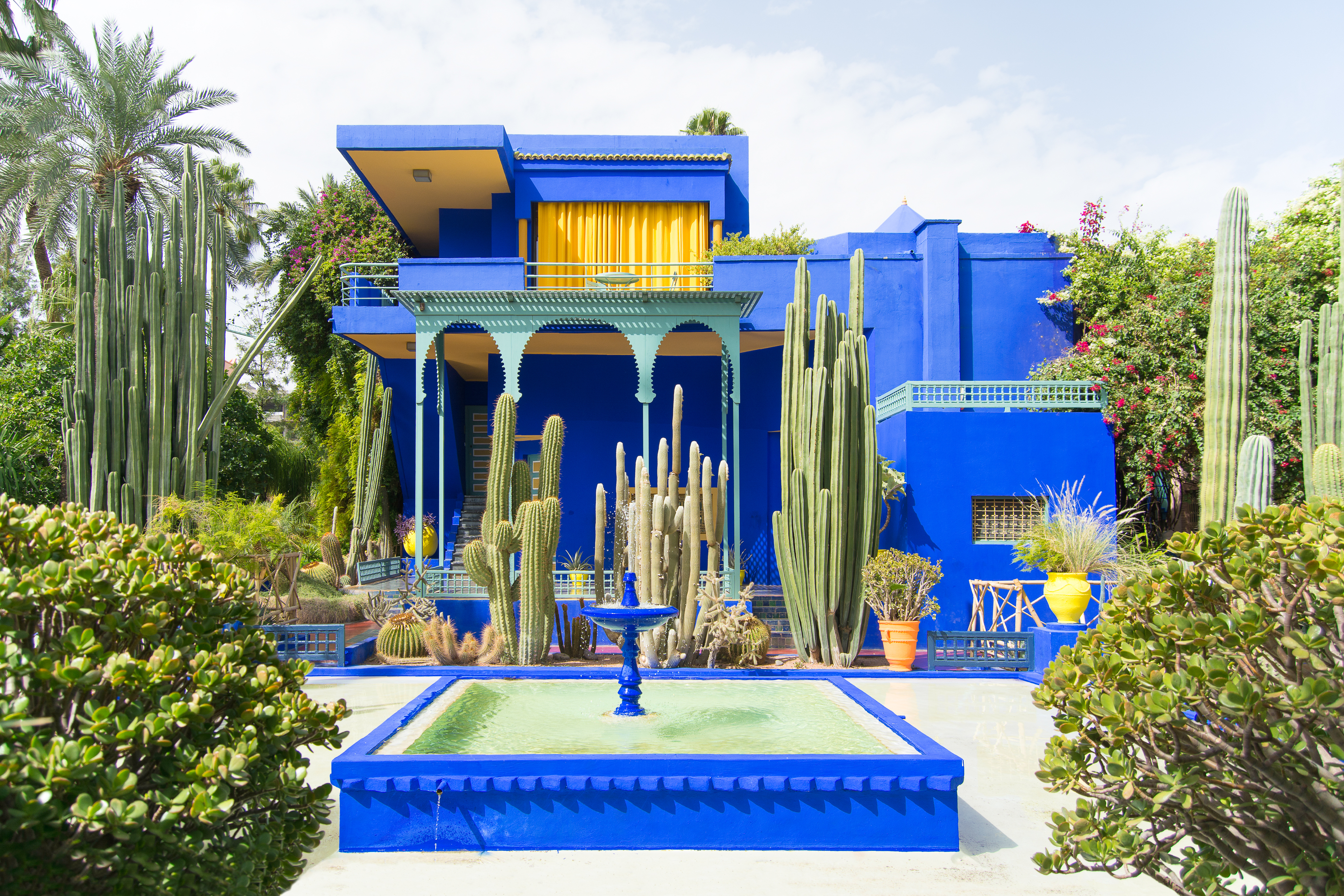 Den ikoniske blå fontæne i Majorelle Haven, en tropisk botanisk oase og kunstnerisk perle i Marrakech, Marokko