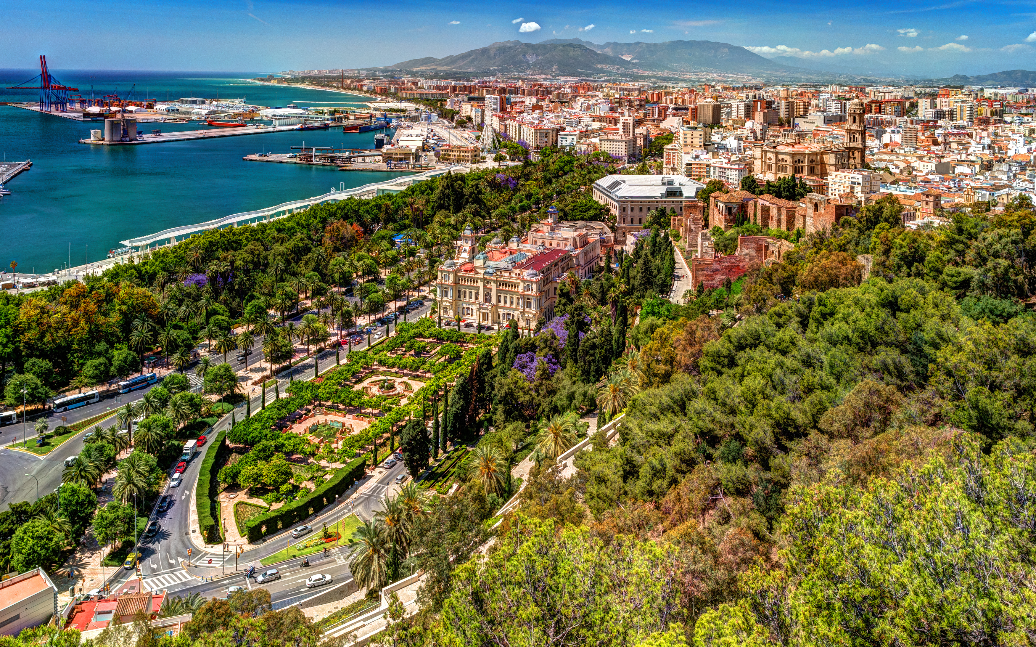 Panoramaudsigt over Malaga by med Alcazaba fæstning, katedral og middelhavshavn i Andalusien Spanien