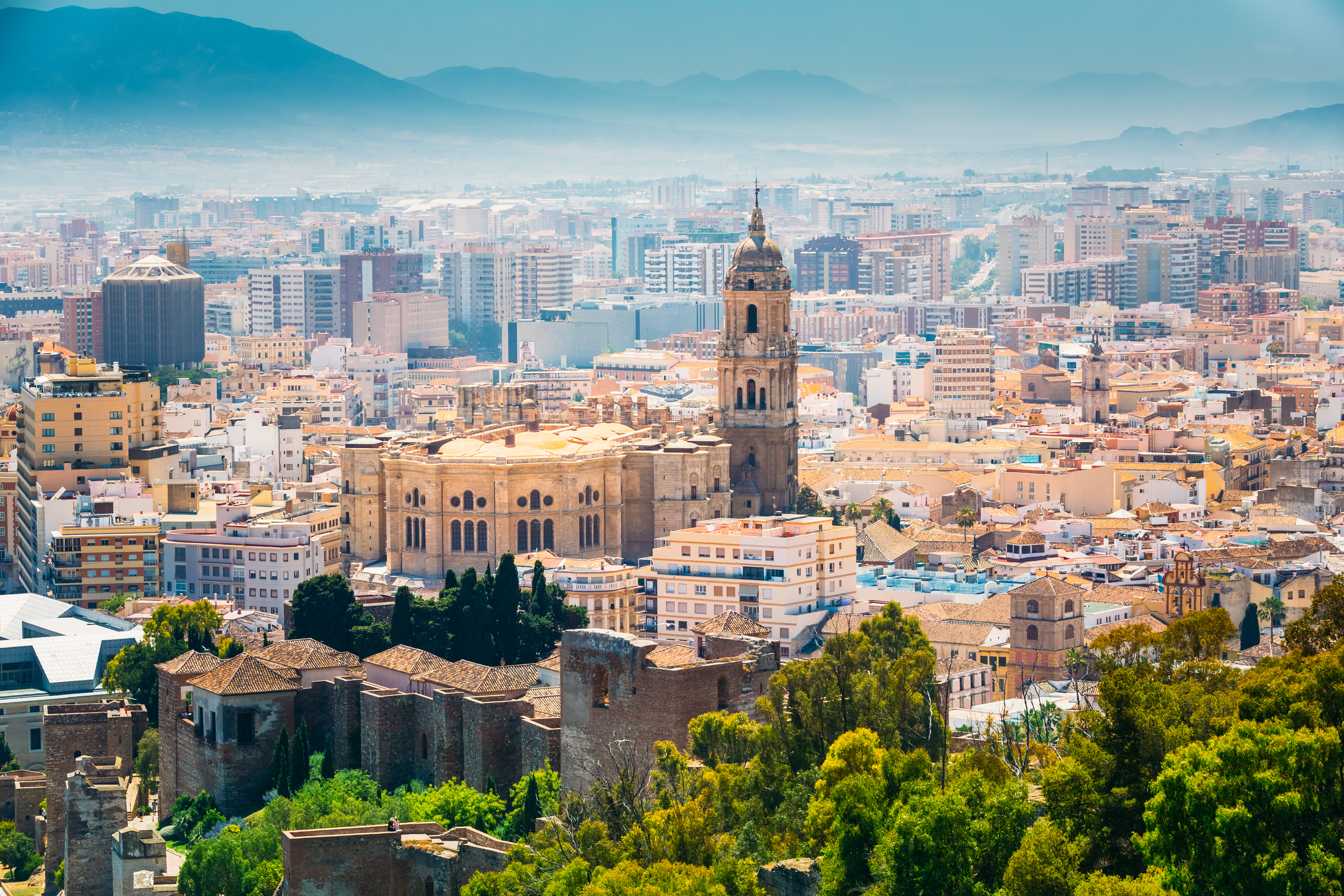 Luftfoto over Malagas skyline med den ikoniske renæssancekatedral og historiske gamle bydel i Andalusien, Spanien