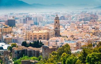 Luftfoto over Malagas skyline med den ikoniske renæssancekatedral og historiske gamle bydel i Andalusien, Spanien