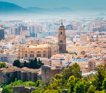 Luftfoto over Malagas skyline med den ikoniske renæssancekatedral og historiske gamle bydel i Andalusien, Spanien