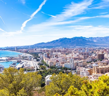 Panoramaudsigt over Málaga med den historiske Gibralfaro fæstning, katedral og havneområde ved Costa del Sol i Andalusien
