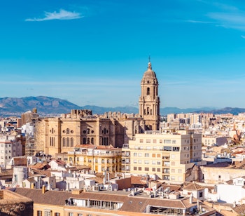 Panoramaudsigt over Malaga by med den historiske katedral og arkitektur under klar blå himmel i Andalusien, Spanien