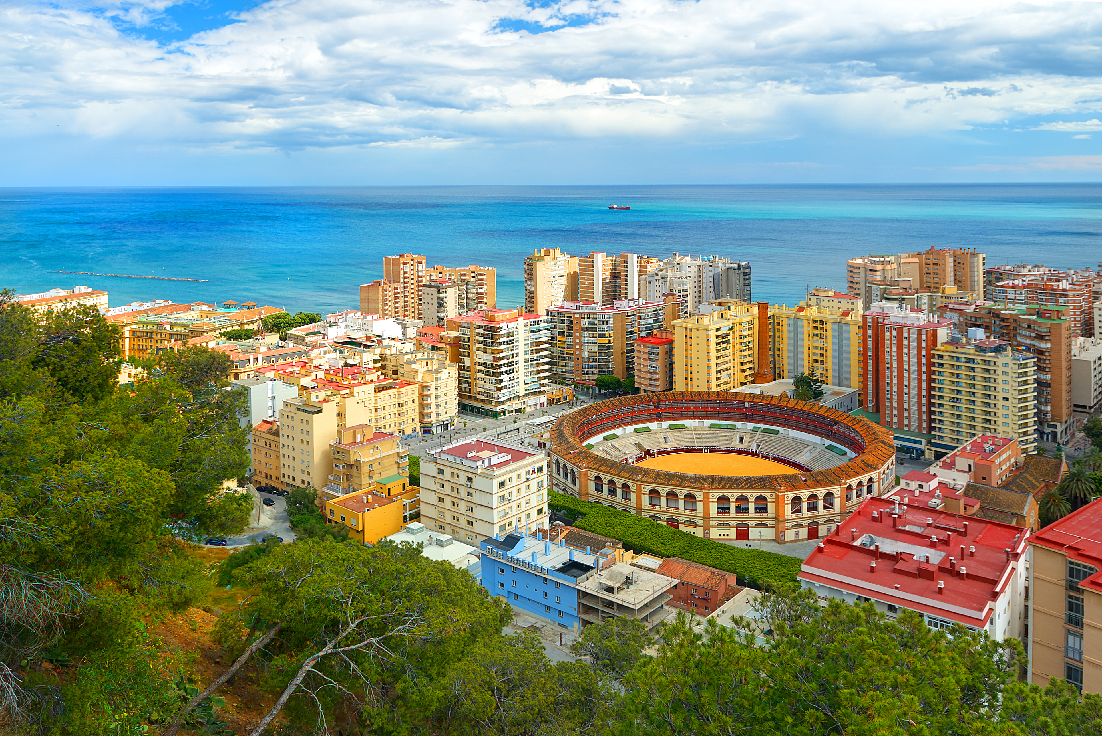 Panorama udsigt over Malaga by med historisk tyre-arena og Middelhavskyst i det sydlige Spanien
