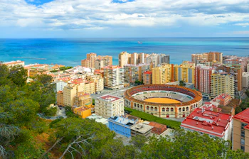 Panorama udsigt over Malaga by med historisk tyre-arena og Middelhavskyst i det sydlige Spanien