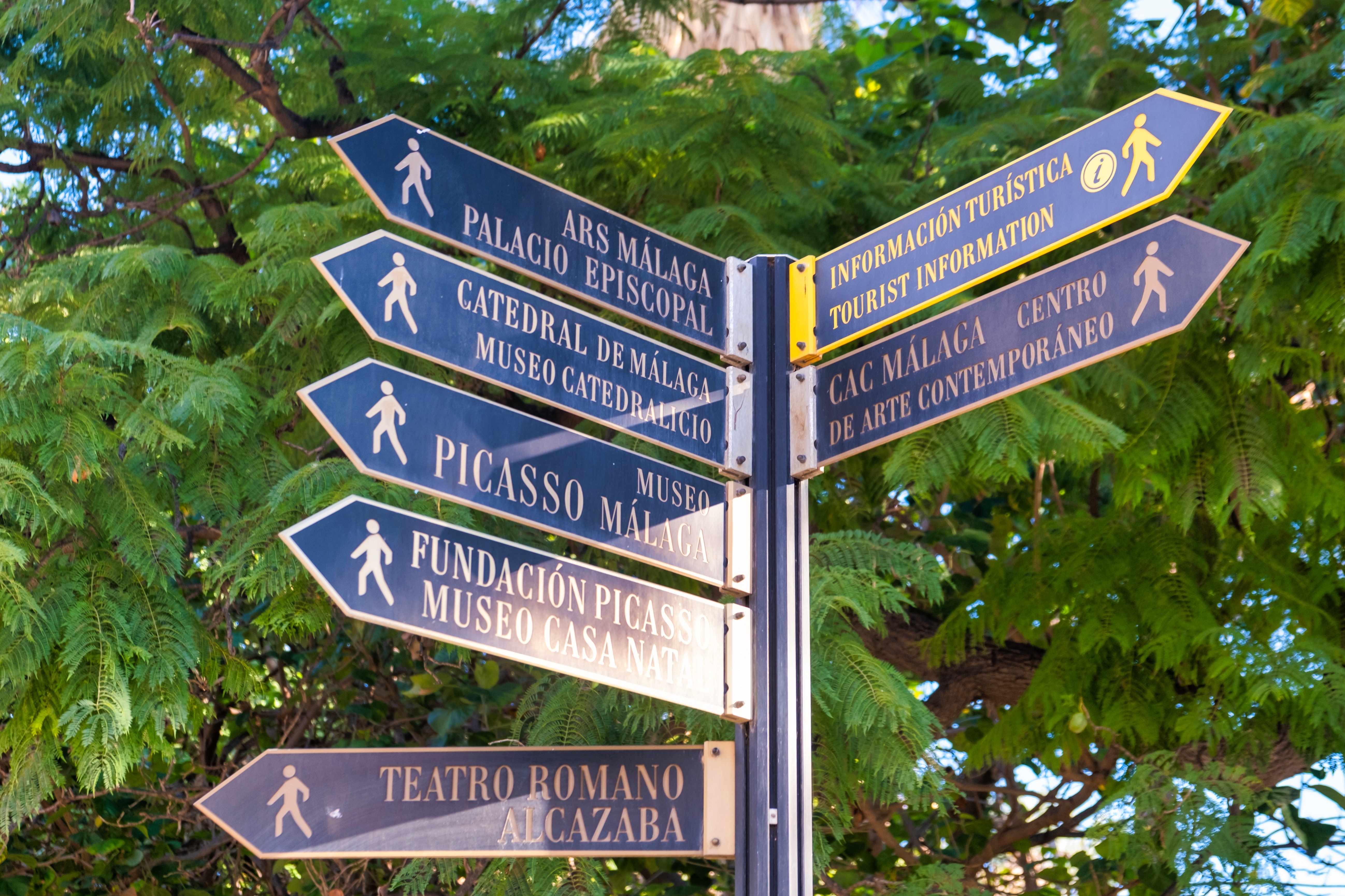 Vejviser i Málaga centrum viser vej til populære seværdigheder som katedralen, Picasso-museet og det romerske teater