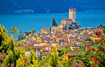 Panoramaudsigt over den charmerende by Malcesine ved Gardasøen med det middelalderlige Scaliger-slot og farverige bygninger, Veneto, Italien