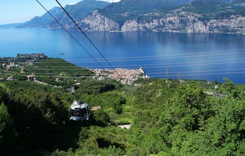 En smuk udsigt over Malcesine og Gardasøen med Monte Baldo svævebanen, Italien.