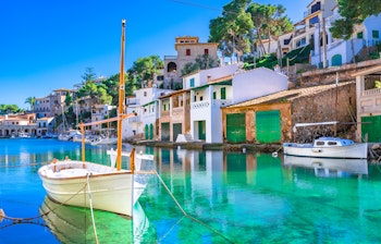 Idyllisk udsigt over den charmerende fiskerihavn Cala Figuera med traditionelle bygninger og azurblåt vand på Mallorca