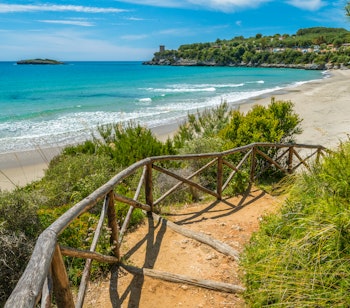 Betagende azurblåt hav og idyllisk kystlandskab ved Marina di Camerota i Cilento-regionen, Syditalien