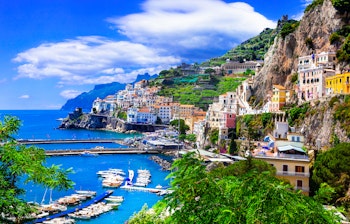 Betagende udsigt over den maleriske Amalfikyst med farverige bygninger på klippesiderne og det azurblå Middelhav i Campania, Italien