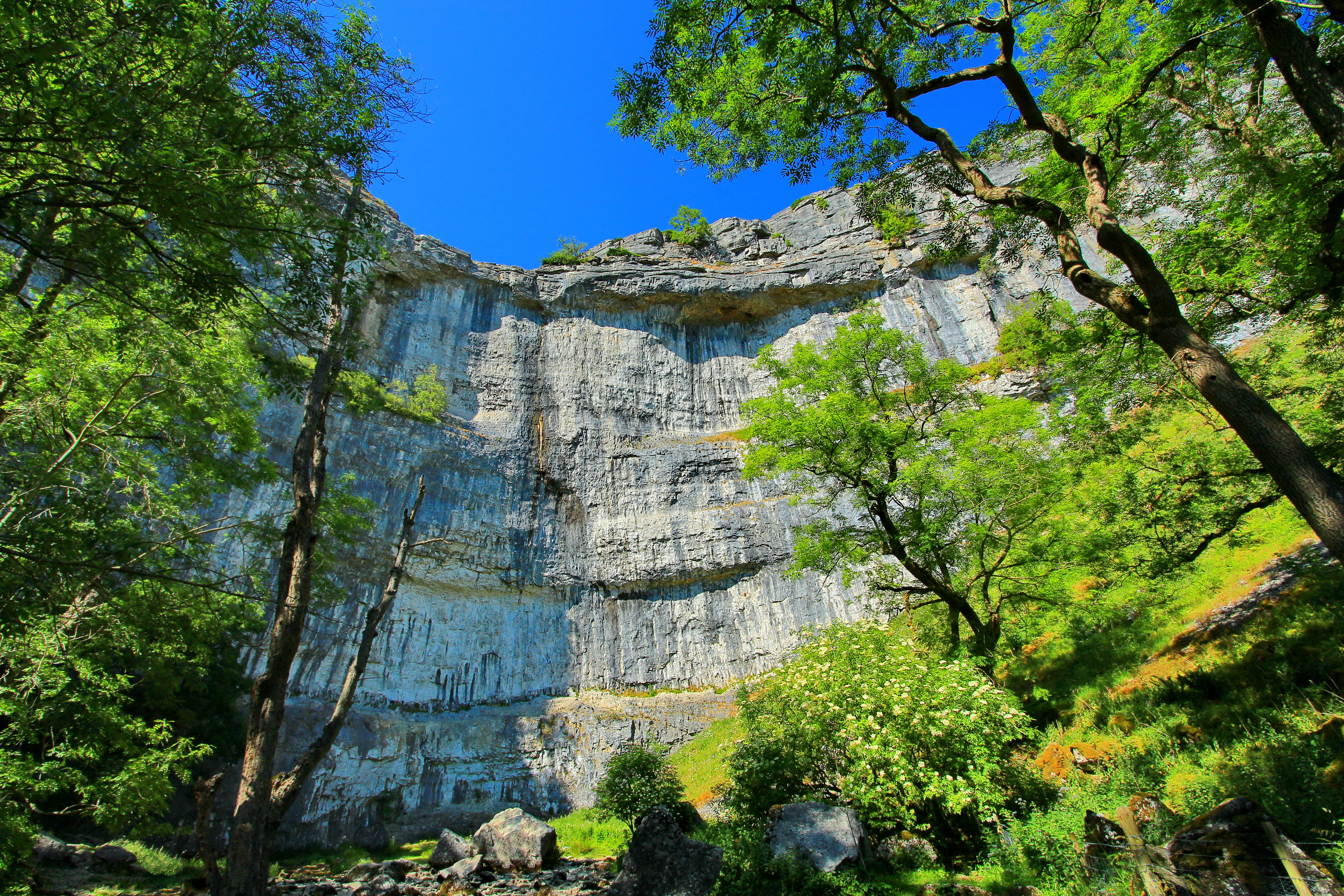 Malham Cove kalkstensklippeformation i Yorkshire Dales National Park England