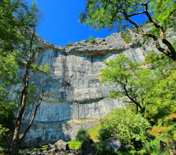 Malham Cove kalkstensklippeformation i Yorkshire Dales National Park England
