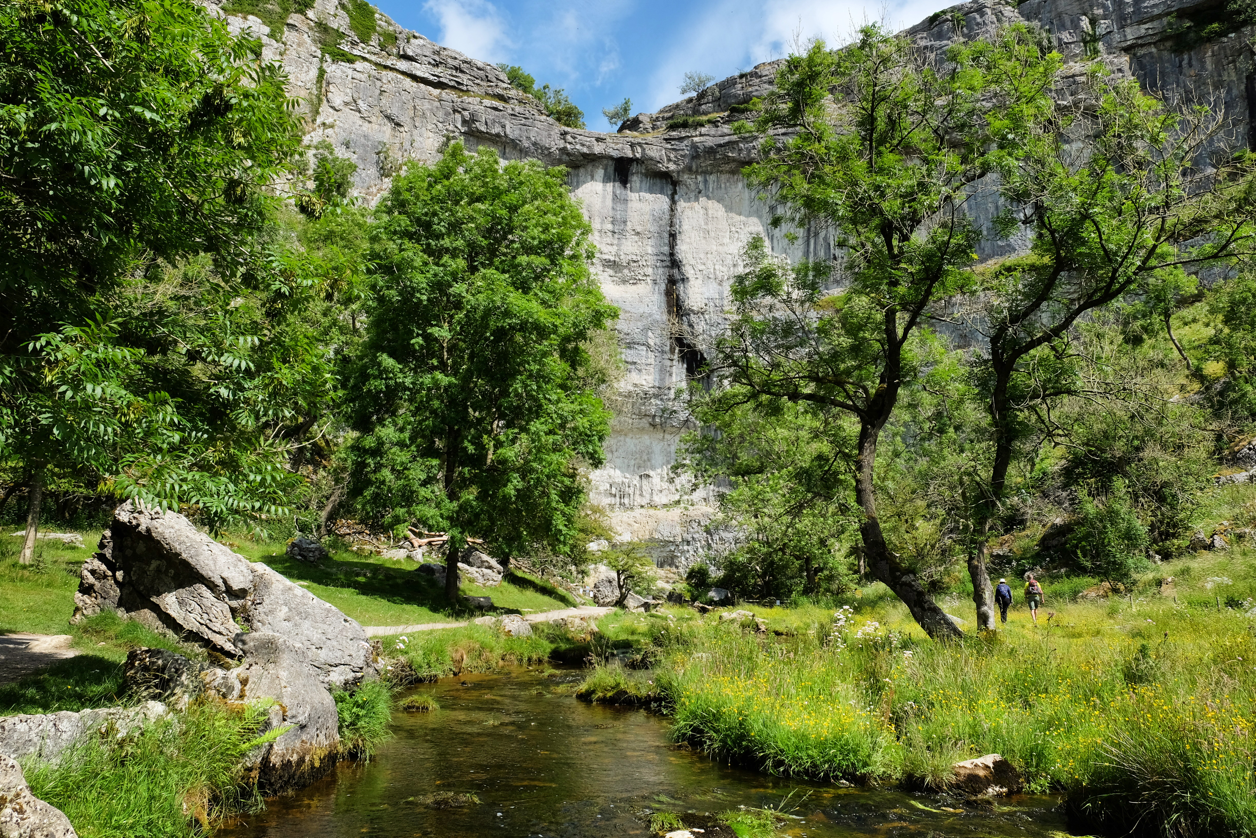 Dramatiske kalkstensklipper ved Malham Cove i Yorkshire Dales National Park England