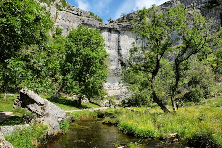 Dramatiske kalkstensklipper ved Malham Cove i Yorkshire Dales National Park England