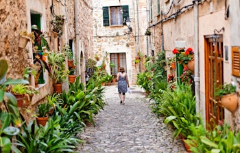Idyllisk udsigt over Mallorcas kystlinje med turkisblåt vand, sandstrande og hyggelige havne - perfekt til en afslappende ferie i Middelhavet
