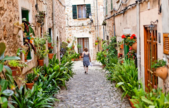 Idyllisk udsigt over Mallorcas kystlinje med turkisblåt vand, sandstrande og hyggelige havne - perfekt til en afslappende ferie i Middelhavet