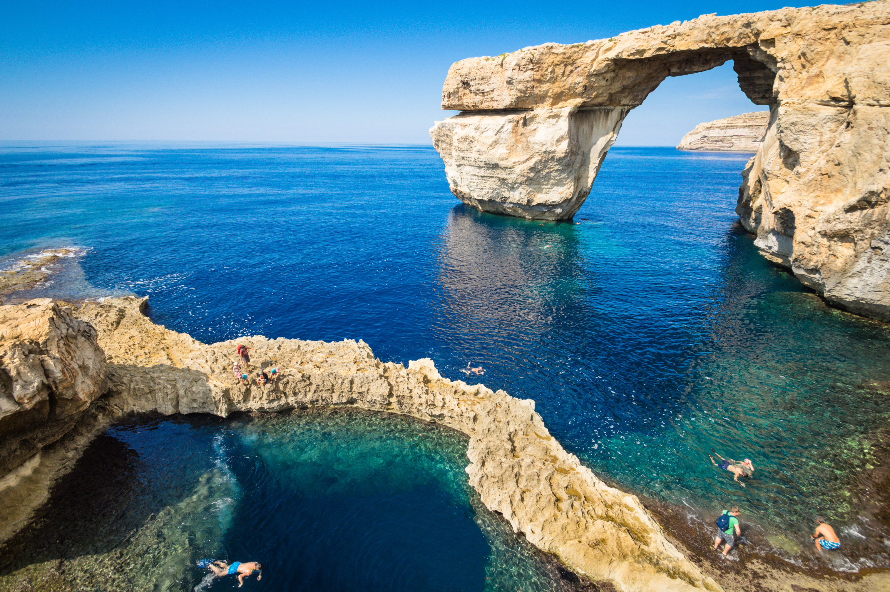 Azure Window naturlig kalkstensformation på Gozo Malta med turkisblåt middelhavsvand og turister