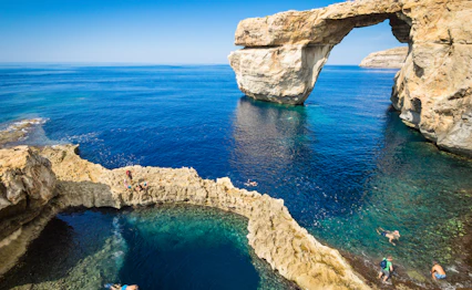Azure Window naturlig kalkstensformation på Gozo Malta med turkisblåt middelhavsvand og turister