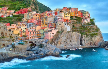 Farverige huse i Manarola ved solnedgang - en af de fem maleriske byer i Cinque Terre, som du oplever på vores vandreferie i Italien