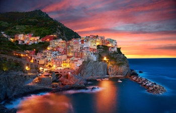 Farverige huse i Manarola by ved solnedgang, Cinque Terre, Italien - perfekt destination for vandreferie med Smil Rejser