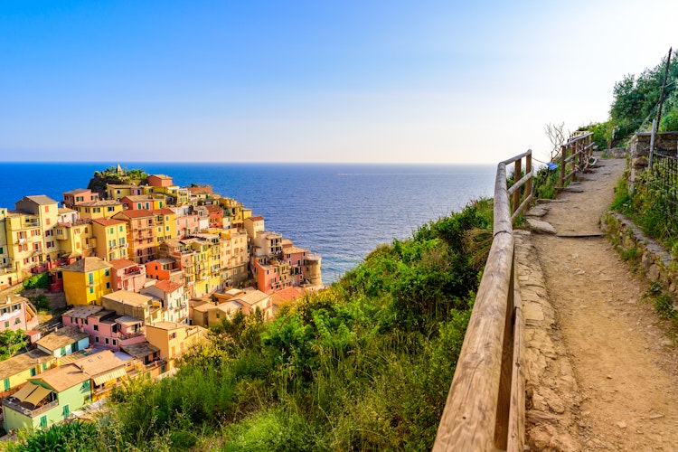 Farverig kystby Manarola i Cinque Terre med smukke vandrestier gennem vinmarker og betagende udsigt over Middelhavet i Ligurien, Italien