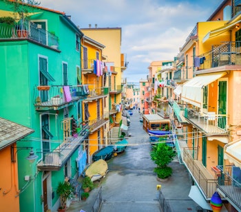 Manarolas charmerende gade med farverige bygninger på klipper ved Middelhavet i Cinque Terre, Italien